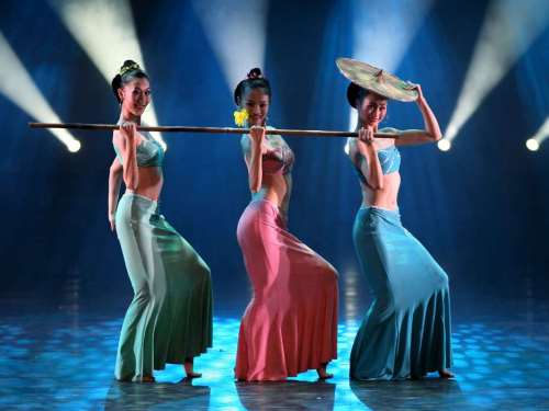 The dai dancing